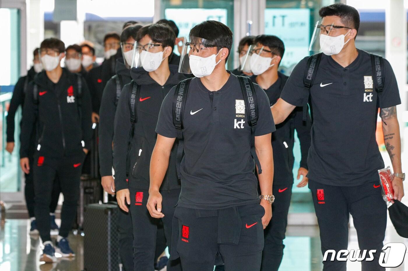 황희찬, 김민재를 비롯한 축구 국가대표팀이 9일 인천국제공항 1터미널 출국장에 도착하고 있다. 2021.10.9/뉴스1 ⓒ News1 안은나 기자
