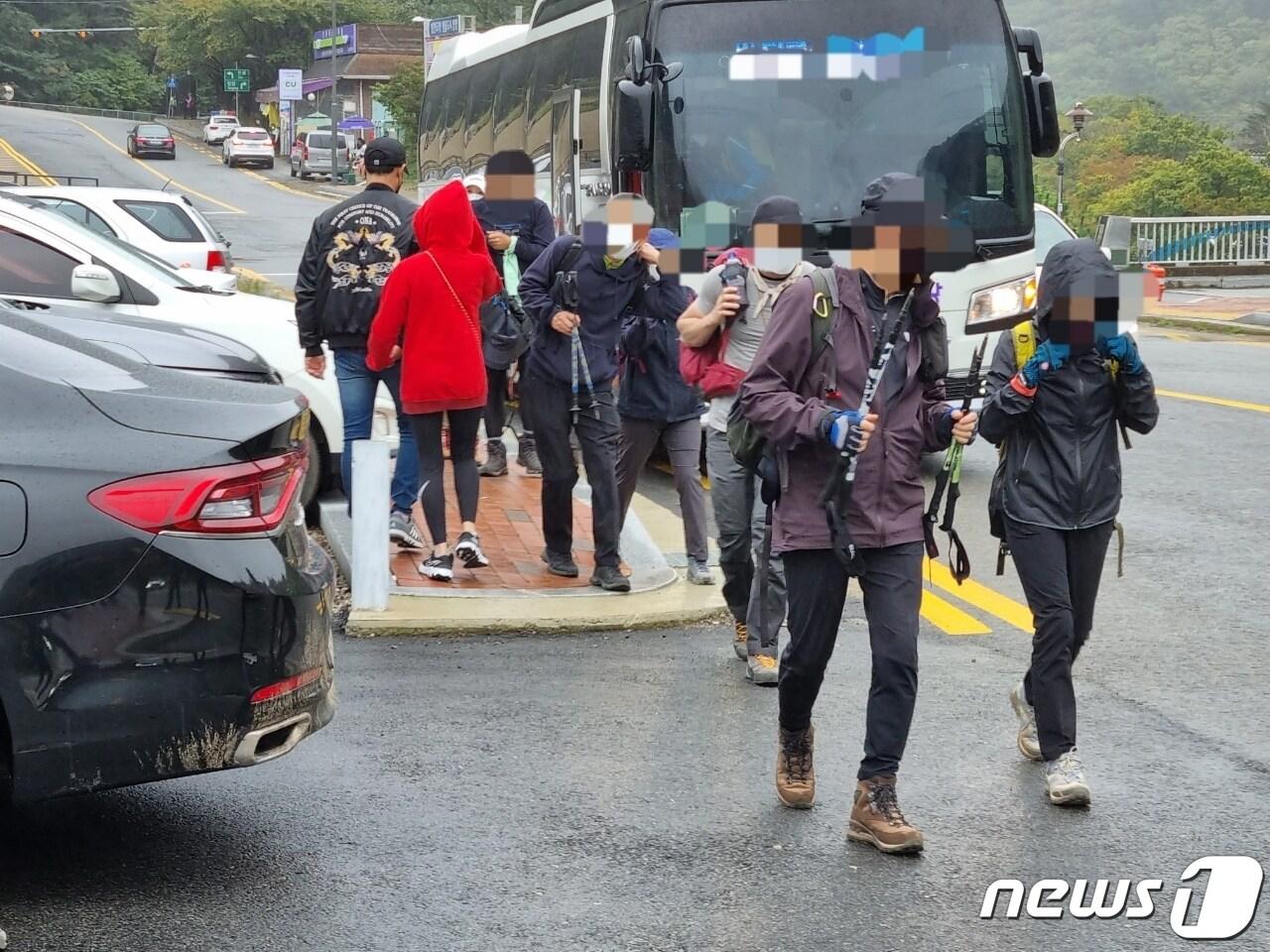 본문 이미지 - 한글날 연휴가 시작된 9일 강원 양양군 설악산 오색지구를 찾은 등산객들이 전세버스에서 내리고 있다. 2021.10.9/뉴스1 윤왕근 기자