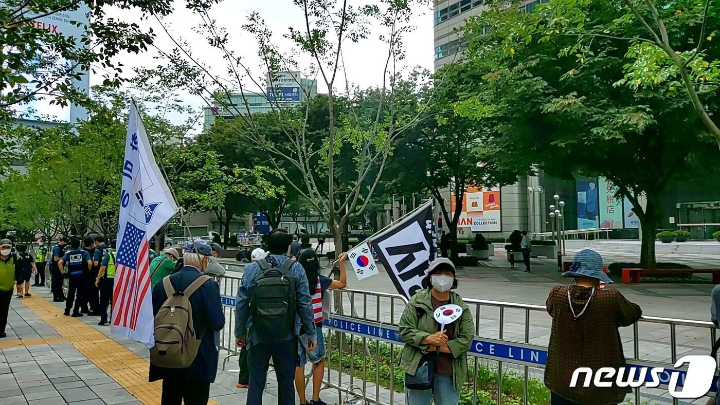 본문 이미지 - 한글날인 9일 오후 보수단체가 광화문 인근에서 집회를 열고 있다. ⓒ 뉴스1/김도엽 기자)