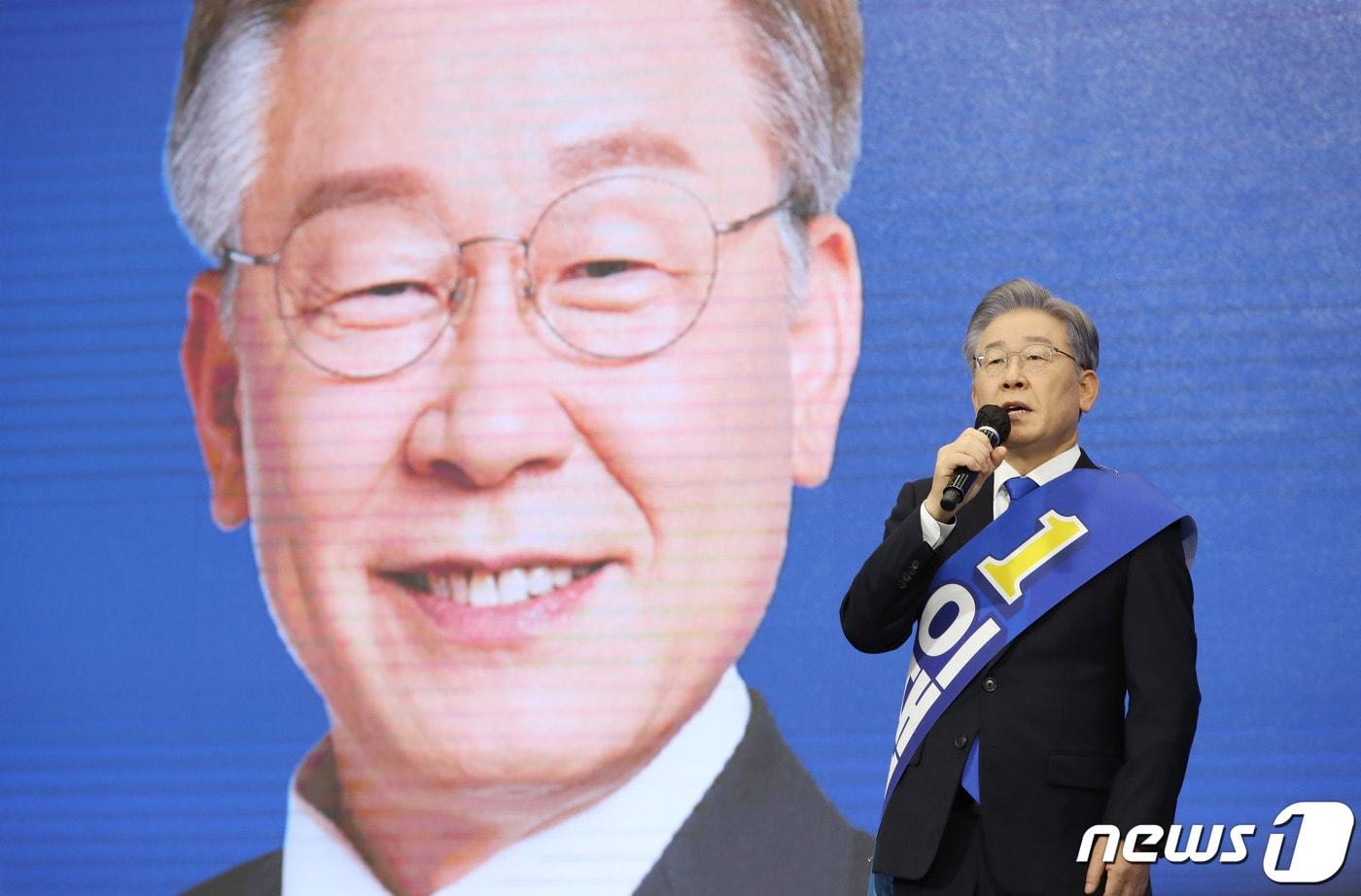 본문 이미지 - 이재명 더불어민주당 경선 후보가 9일 오후 경기도 수원시 영통구 수원컨벤션센터에서 열린 더불어민주당 제20대 대통령선거 후보자 선출을 위한 경기 합동연설회(3차 슈퍼위크)에서 정견발표를 하고 있다. 2021.10.9/뉴스1 ⓒ News1 박정호 기자