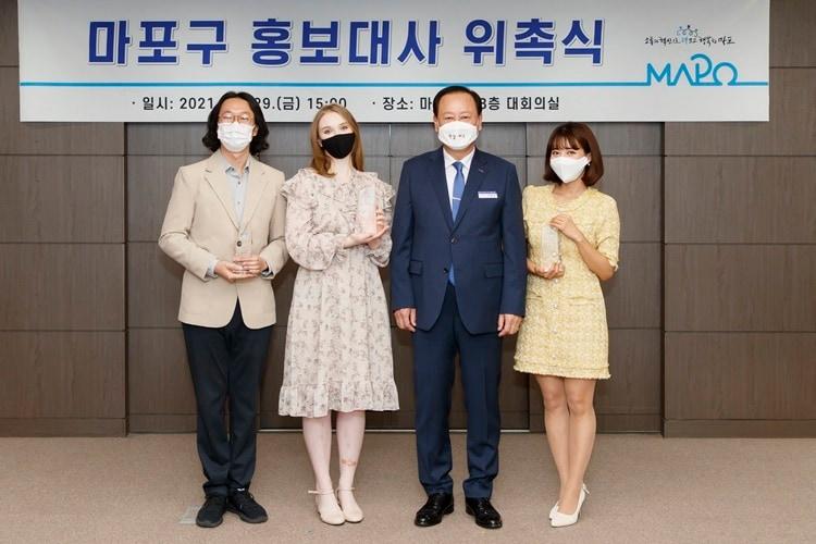 본문 이미지 - 마포구 홍보대사 위촉 기념 사진. 왼쪽부터 김경진, 마리아, 유동균 마포구청장, 오마주.(마포구 제공)ⓒ 뉴스1