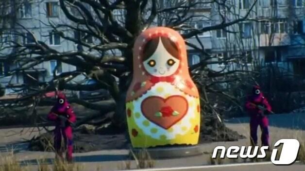 본문 이미지 - 러시아판 영희. 영희가 대형 바부시카 인형으로 재탄생했다. - 유튜브 갈무리