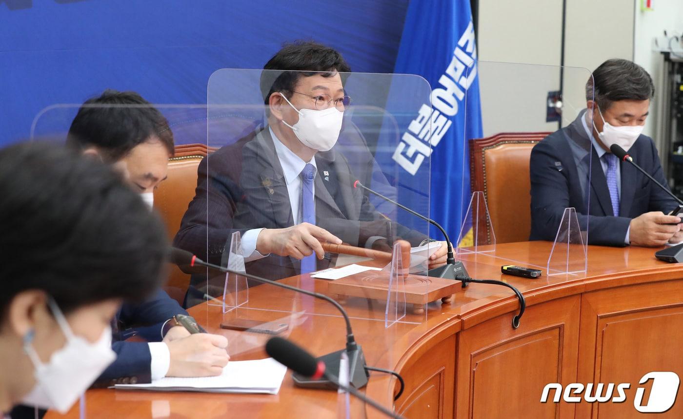 본문 이미지 - 송영길 더불어민주당 대표가 1일 국회에서 열린 최고위원회의에서 회의를 개회하고 있다. 2021.11.1/뉴스1 ⓒ News1 이동해 기자