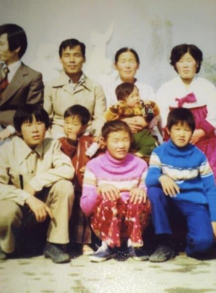 본문 이미지 - 이재명 더불어민주당 후보(앞줄 왼쪽)의 성남 소년공 시절 가족사진. 뒷쫄 오른쪽부터 누나 이재순씨, 어머니 고(故) 구호명 여사. (팬텀북스 '나의 소년공 다이어리' 갈무리) ⓒ 뉴스1