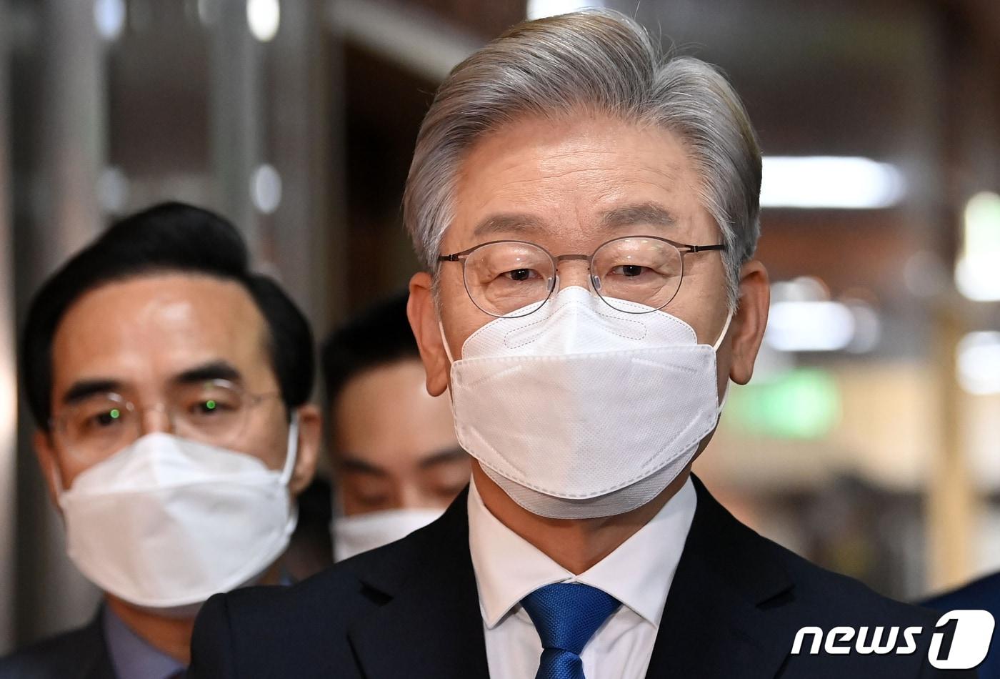 본문 이미지 - 이재명 더불어민주당 대선 후보가 1일 오전 서울 여의도 국회에서 박병석 국회의장을 예방한 후 취재진의 질문에 답하고 있다. 2021.11.1/뉴스1 ⓒ News1 오대일 기자