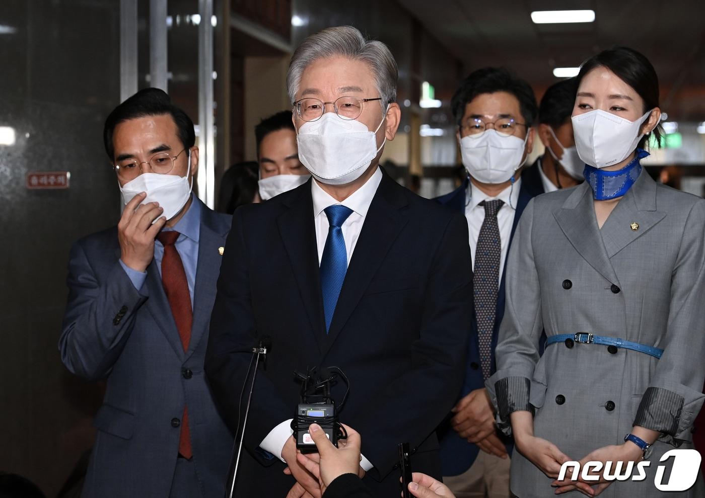 본문 이미지 - 이재명 더불어민주당 대선 후보가 1일 오전 서울 여의도 국회에서 박병석 국회의장을 예방한 후 취재진의 질문에 답하고 있다. 2021.11.1/뉴스1 ⓒ News1 오대일 기자