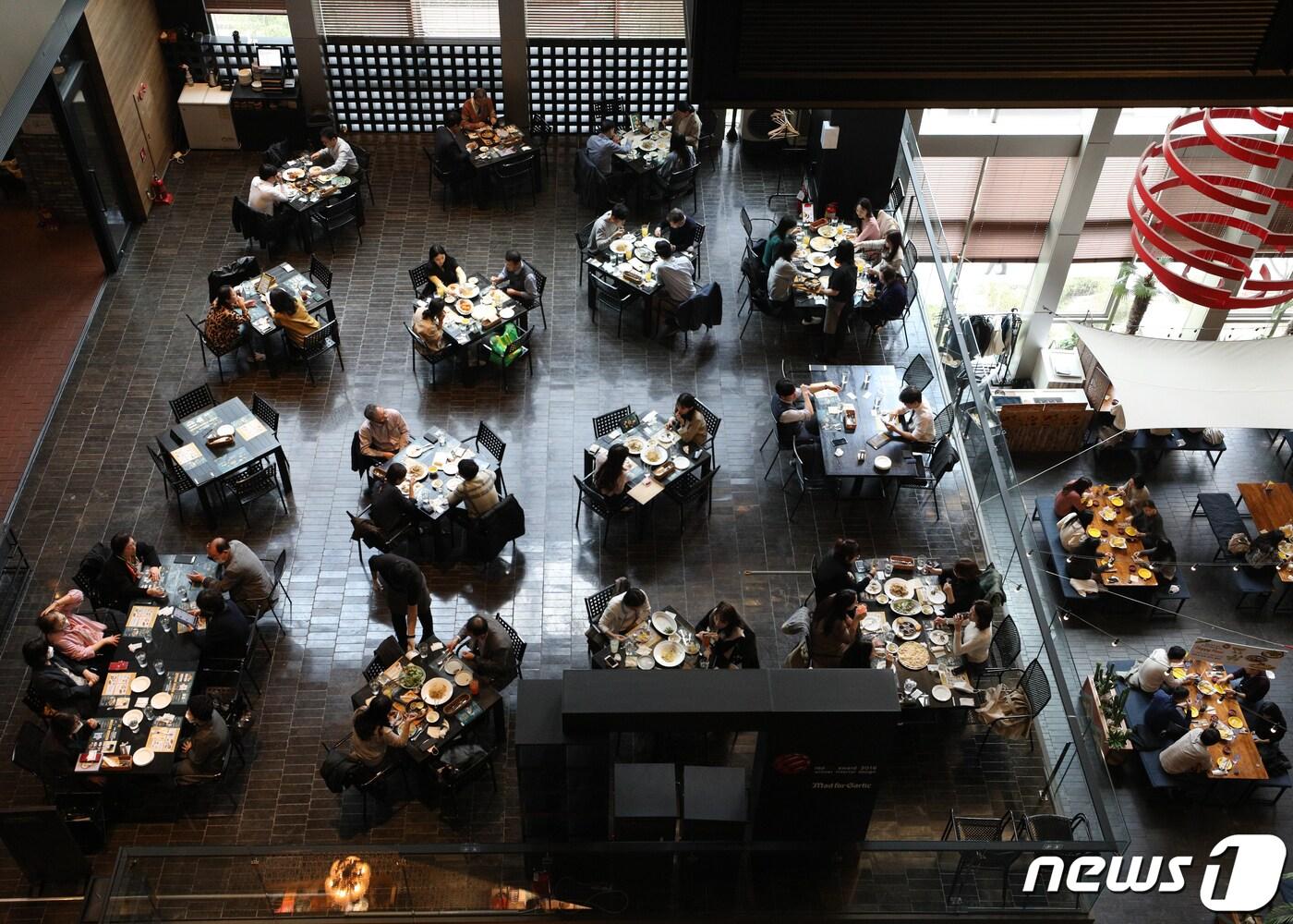 본문 이미지 - 서울의 한 식당가에서 시민들이 식사를 하고 있다. 2021.11.1/뉴스1 ⓒ News1 신웅수 기자