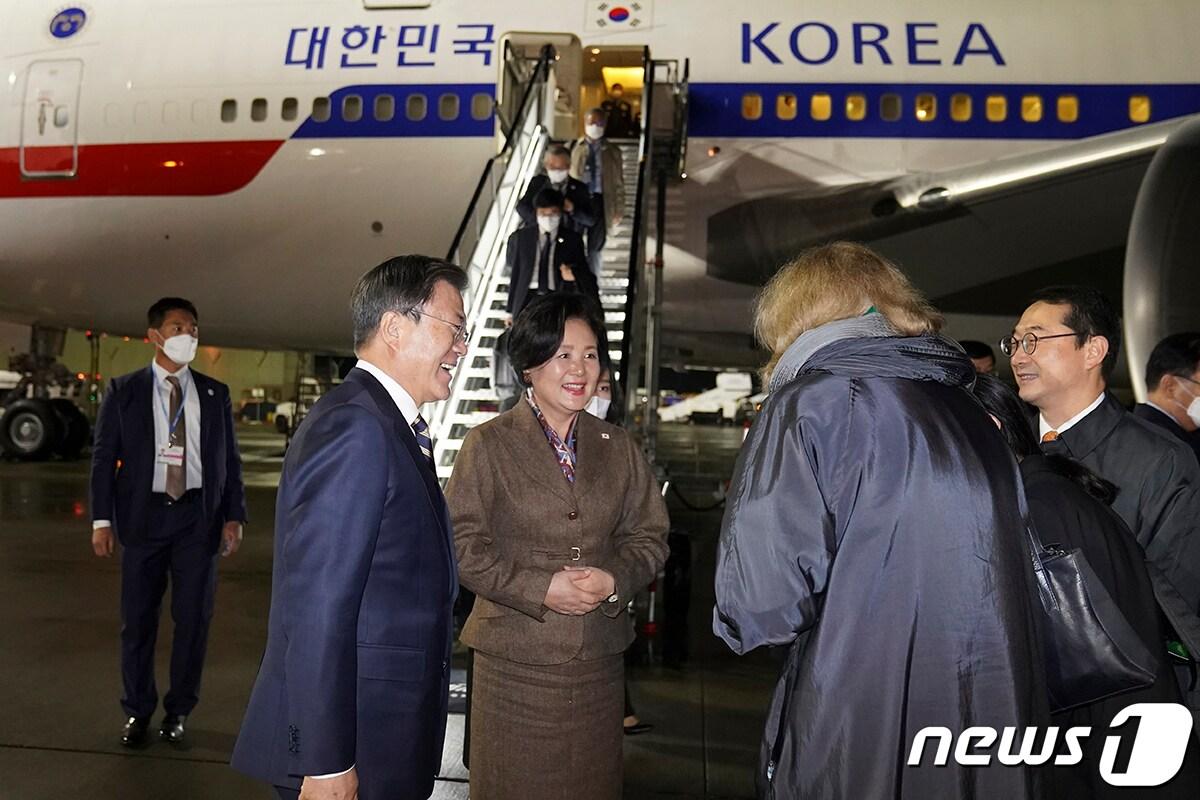 본문 이미지 - 제26차 유엔기후변화협약 당사국총회(COP26) 참석을 위해 영국 글래스고를 방문한 문재인 대통령과 김정숙 여사가 10월31일(현지시간) 영국 글래스고 국제공항에 도착해 영접나온 버틀러 외교부 대표, 김건 주영 한국대사와 인사하고 있다.(청와대 페이스북) 2021.11.1/뉴스1