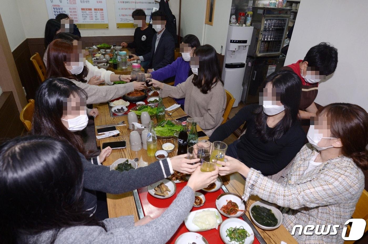 본문 이미지 - 위드코로나로 전환된 1일 오전 광주 북구 한 음식점에서 북구보건소 직원 12명이 점심식사를 하고 있다. 2021.11.1/뉴스1 ⓒ News1 정다움 기자