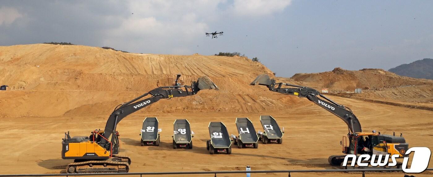 원격 전기 굴삭기와 무인 운송차량 시연 행사(자료사진) 2021.11.1/뉴스1 ⓒ News1 장수영 기자