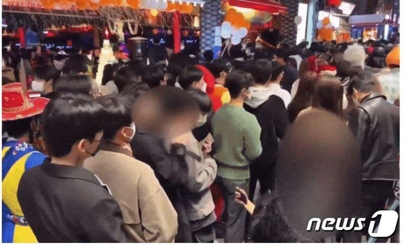 본문 이미지 - 고릴라 탈을 쓴 남성이 여성을 불법촬영하는 모습이 담긴 영상ⓒ 뉴스1(유튜브 갈무리)