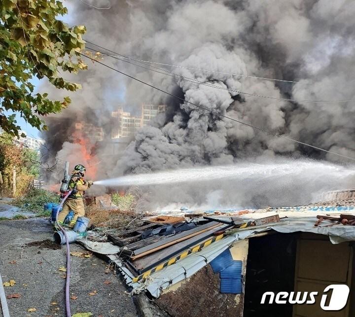 본문 이미지 - 화재현장.(부산소방재난본부 제공) ⓒ 뉴스1