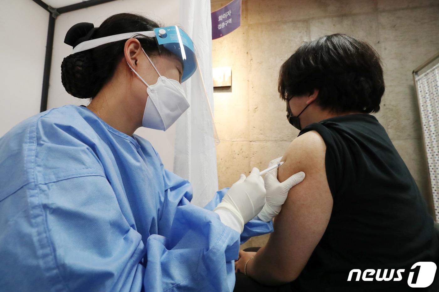 본문 이미지 - 소아·청소년에 대한 신종 코로나바이러스 감염증(코로나19) 백신 접종이 시작된 1일 서울 관악구 에이치플러스 양지병원에서 한 청소년이 코로나19 백신접종을 받고 있다. 2021.11.1/뉴스1 ⓒ News1 민경석 기자