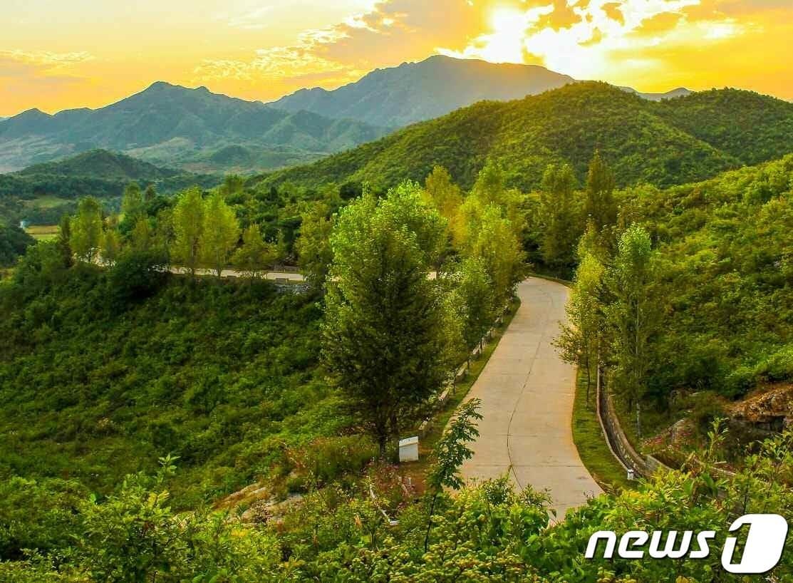 본문 이미지 - (평양 노동신문=뉴스1) = 북한 노동당 기관지 노동신문은 10일 '산림복구전투의 줄기찬 노정, 나날이 변모되는 조국 산천'이라는 제목으로 관련 사진 여러 장을 실었다.[국내에서만 사용가능. 재배포 금지. DB 금지. For Use Only in the Republic of Korea. Redistribution Prohibited] rodongphoto@news1.kr