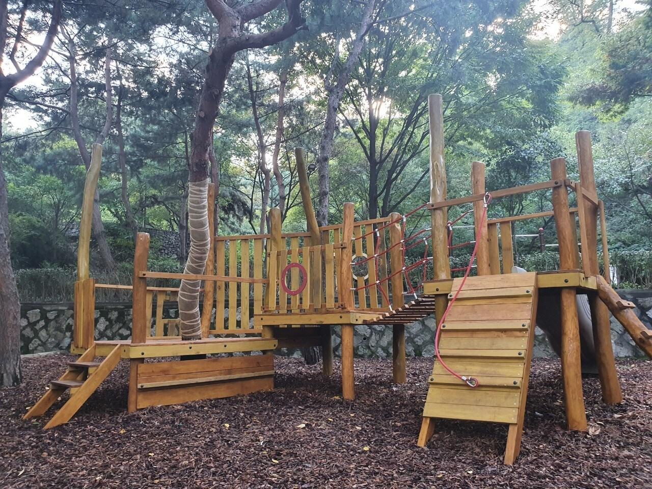 본문 이미지 - 서울 중구 약수동 응봉근린공원에 새롭게 조성된 어린이 놀이터.(중구 제공)ⓒ 뉴스1