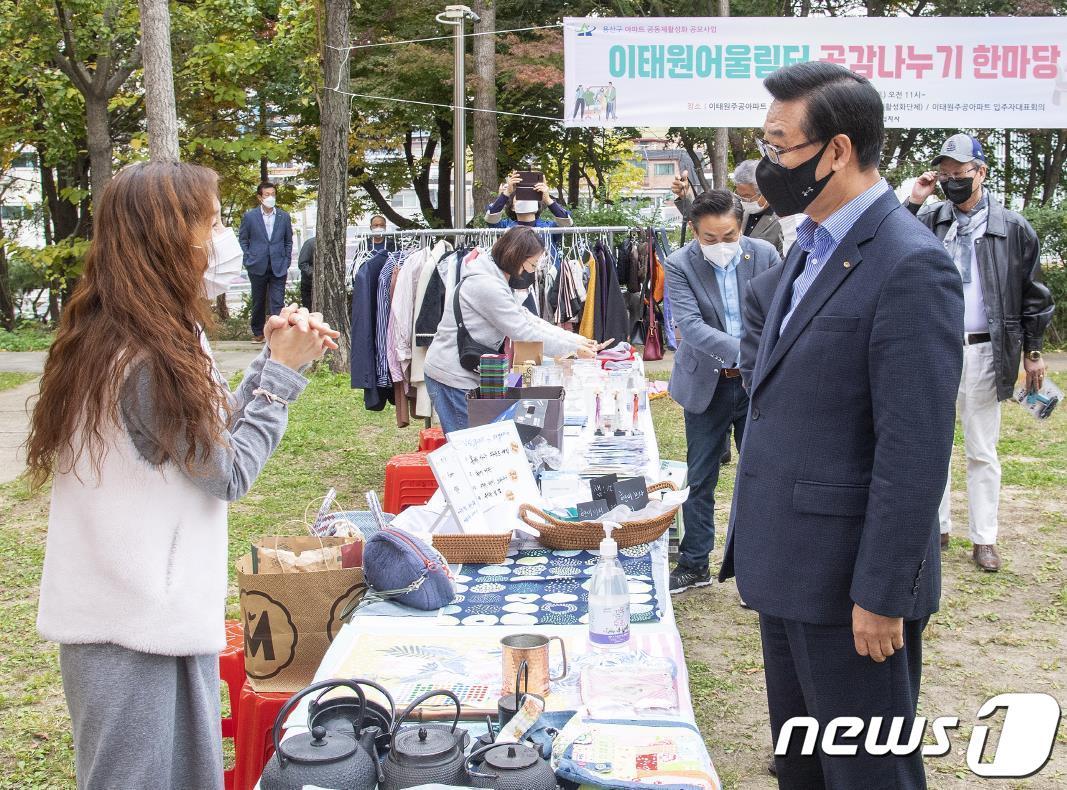 본문 이미지 - 성장현 용산구청장이 지난달 30일 이태원어울림터에서 공감나누기 한마당 참여 주민과 대화를 나누고 있다(용산구 제공).ⓒ 뉴스1
