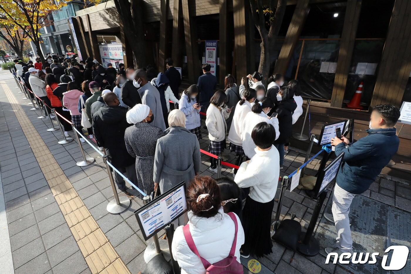 본문 이미지 - 서울 송파구보건소에 마련된 선별진료소를 찾은 시민들이 검사를 받기 위해 줄을 서서 기다리고 있다./뉴스1 ⓒ News1 박세연 기자