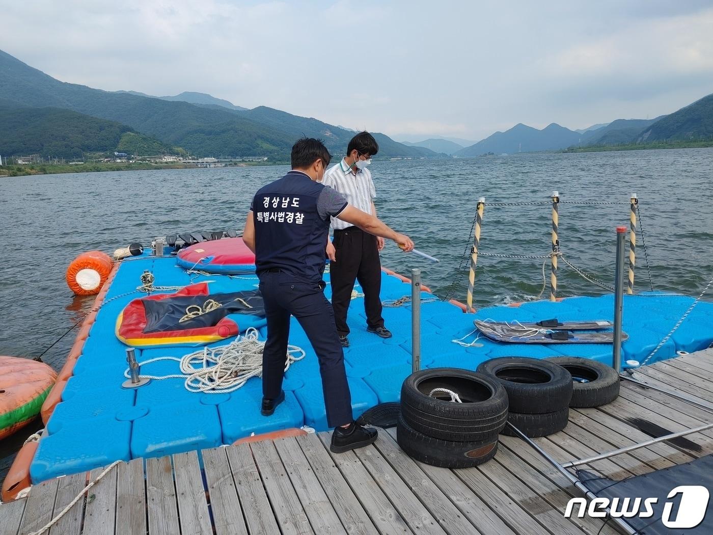 본문 이미지 - 경남도 사회재난과 특별사법경찰은 낙동강 하천구역 내 불법 계류장 4곳을 적발했다고 10일 밝혔다. 사진은 도 특사경 관계자가 현장 기획 단속을 벌이고 있다.(경남도 제공)2021.11.10ⓒ 뉴스1