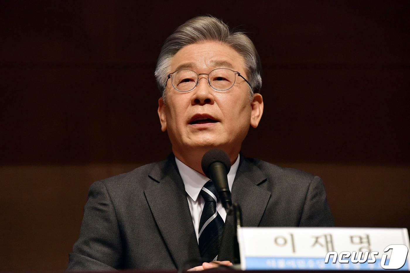 이재명 더불어민주당 대선후보가 10일 서울 중구 한국프레스센터에서 열린 관훈클럽 초청 토론회에서 질문에 답하고 있다. 2021.11.10/뉴스1 ⓒ News1 국회사진취재단