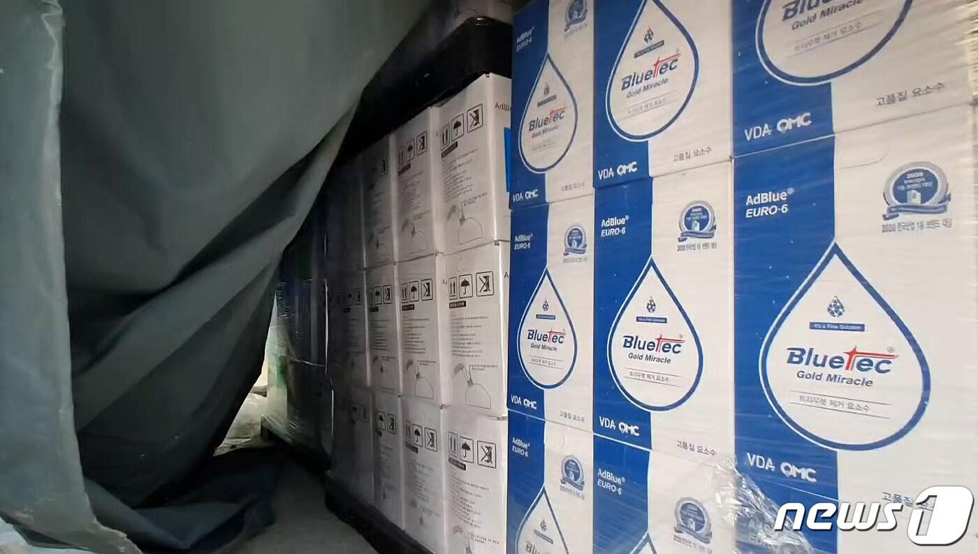 본문 이미지 - 지난 7일 부산 강서구의 한 욕실제품 유통 업체에 보관된 요소수. 창고에는 10리터짜리 요소수 375개 보관돼 있었으며, 환경청에서 조사에 착수해 매점매석 여부를 확인 중이다. 2021.11.10/뉴스1 ⓒ News1 여주연 기자