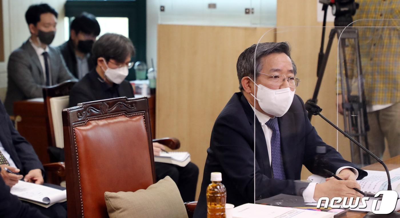 본문 이미지 - 김현동 서울주택도시공사 사장 후보자가 10일 서울 중구 시의회 별관 도시계획관리위원회의장에서 열린 인사청문회에서 시의원 질의에 답변하고 있다. 2021.11.10/뉴스1 ⓒ News1 김명섭 기자