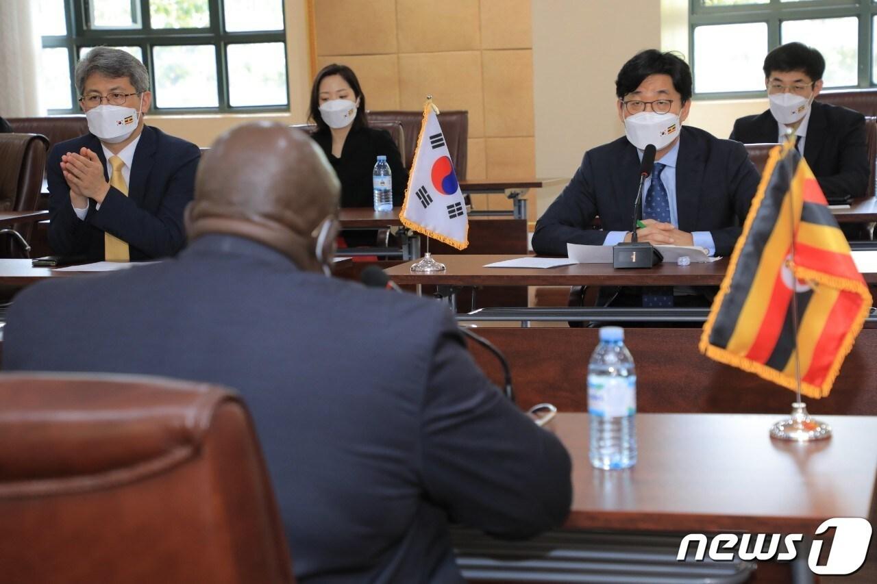 본문 이미지 - 최종문 외교부 2차관은 8일(현지시간)부터 1박2일 일정으로 아프리카 우간다를 방문해 오켈로 오리엠 우간다 외교부 국무장관과 면담했다.(외교부 제공)ⓒ 뉴스1