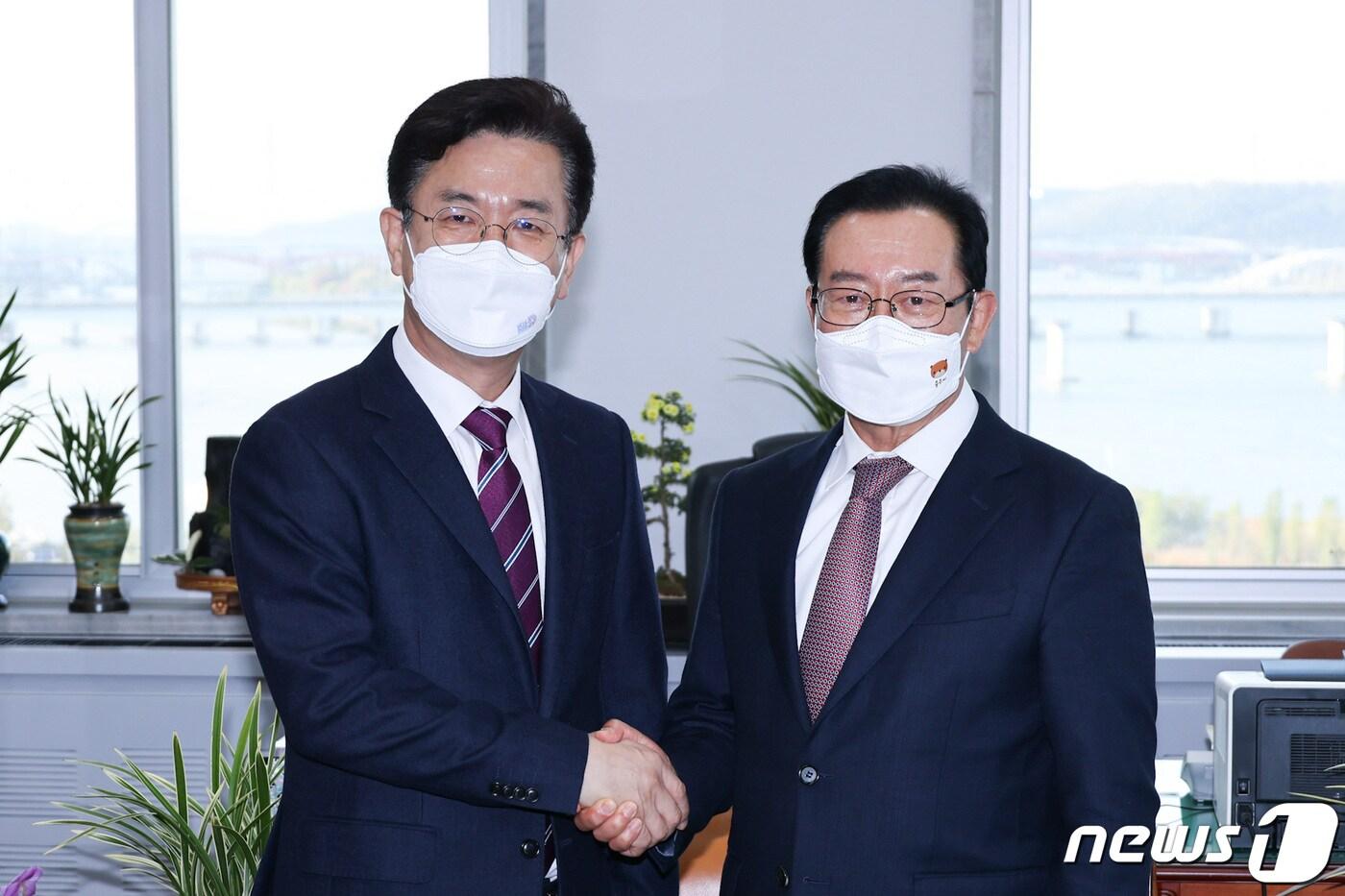 본문 이미지 - 허태정 대전시장(왼쪽)은 10일 국회를 찾아 이종배 예산결산특별위원장에게 내년도 국비 확보 협조를 요청했다. (대전시 제공) ⓒ뉴스1