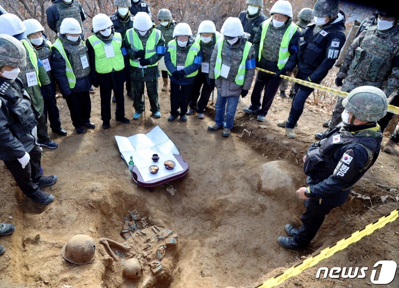 본문 이미지 - 백마고지의 6·25 전쟁 유해 발굴 현장. &#40;국방부 제공&#41; 2021.11.10/뉴스1