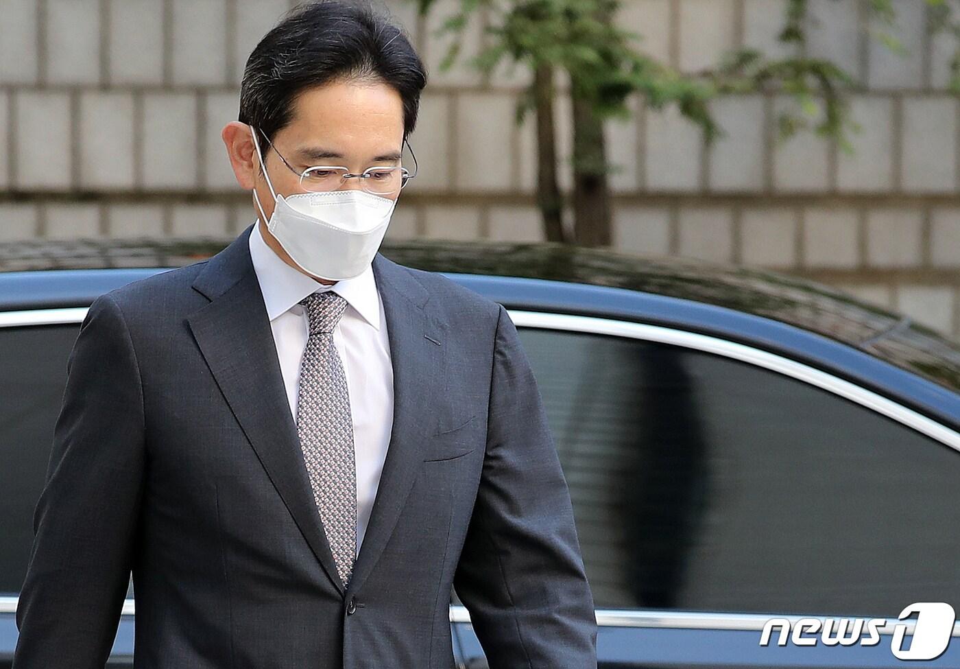 본문 이미지 - 이재용 삼성전자 부회장이 지난 11일 오전 서울 서초구 중앙지방법원에서 자본시장과 금융투자업에 관한 법률위반 등 혐의 관련 공판에 출석하고 있다. 2021.11.11/뉴스1 ⓒ News1 김진환 기자