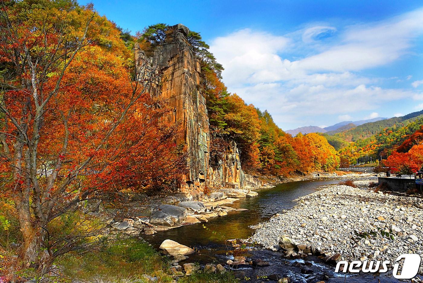 본문 이미지 - 단양팔경 중 제4경인 사인암(명승 제47호)ⓒ 뉴스1