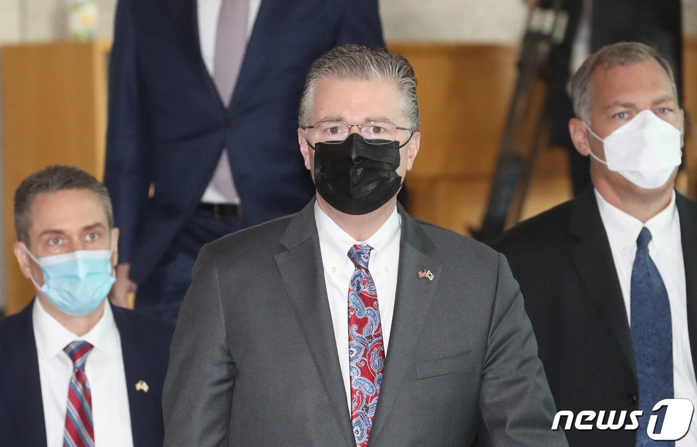 본문 이미지 - 대니얼 크리튼브링크 미국 국무부 동아시아·태평양 담당 차관보가 11일 오전 서울 종로구 외교부 청사로 들어서고 있다. 취임 후 처음으로 방한한 대니얼 크리튼브링크 차관보는 이날 오전 카운터파트인 여승배 외교부 차관보와의 양자 협의 및 업무 오찬을 한다. 이어 오후에는 이성호 외교부 경제외교조정관과 별도로 만나고 최종건 외교부 1차관을 예방한다.2021.11.11/뉴스1 ⓒ News1 송원영 기자