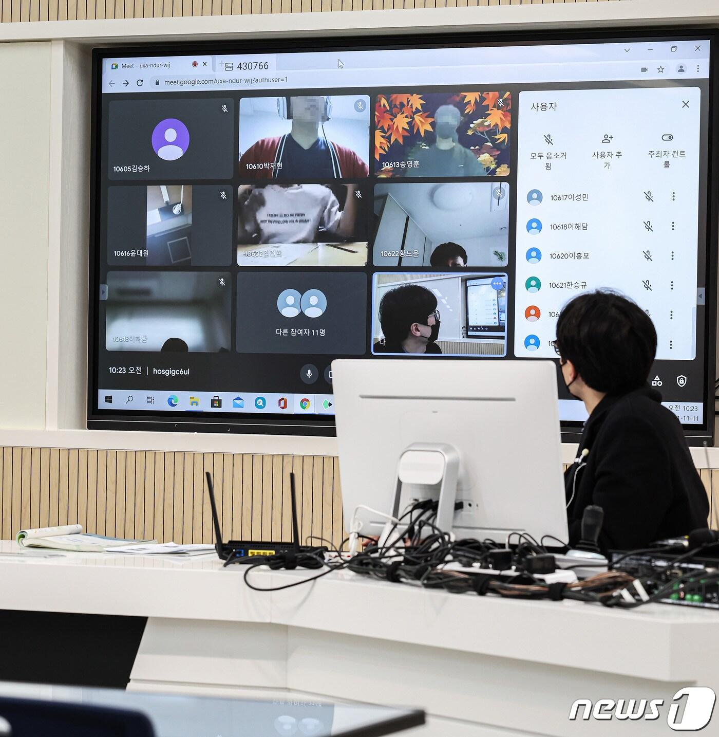 본문 이미지 - 2022 대학수학능력시험(수능)을 일주일 앞두고 전국 모든 고등학교에서 코로나19 방역 대책으로 원격 수업이 시작된 11일 오전 서울 송파구 잠실고등학교에서 교사가 학생들과 원격수업을 진행하고 있다. 2021.11.11/뉴스1 ⓒ News1 박세연 기자