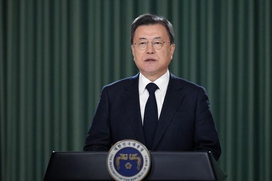 본문 이미지 - 문재인 대통령이 11일 개최된 아시아태평양경제협력체 최고경영자 회의2021(APEC CEO Summit 2021) ‘에너지의 미래’ 세션의 기조연설을 영상을 통해 전하고 있다. (청와대 제공)2021.11.11/뉴스1