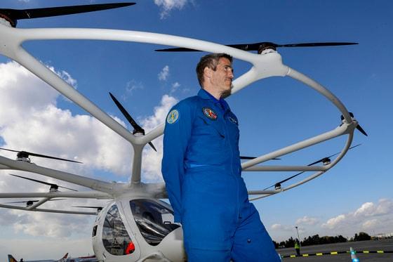 본문 이미지 - 다미안 히시어 테스트 파일럿이 11일 서울 김포비즈니스항공센터(SGBAC)에서 열린 도심항공교통(UAM) 비행 시연 행사에서 멀티콥터형 2인승 드론택시 '볼로콥터' 시험 비행을 마치고 취재진과 인터뷰하고 있다. 2021.11.11/뉴스1 ⓒ News1 공항사진기자단