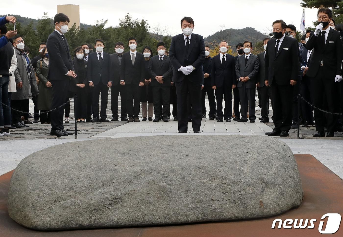 본문 이미지 - 윤석열 대통령 당선인이 대선 후보 시절이던 지난해 11월 11일 오후 경남 김해시 봉하마을 故노무현 전 대통령 묘역을 찾아 너럭바위 앞에서 묵념하고 있다. 2021.11.11/뉴스1 ⓒ News1 이동해 기자