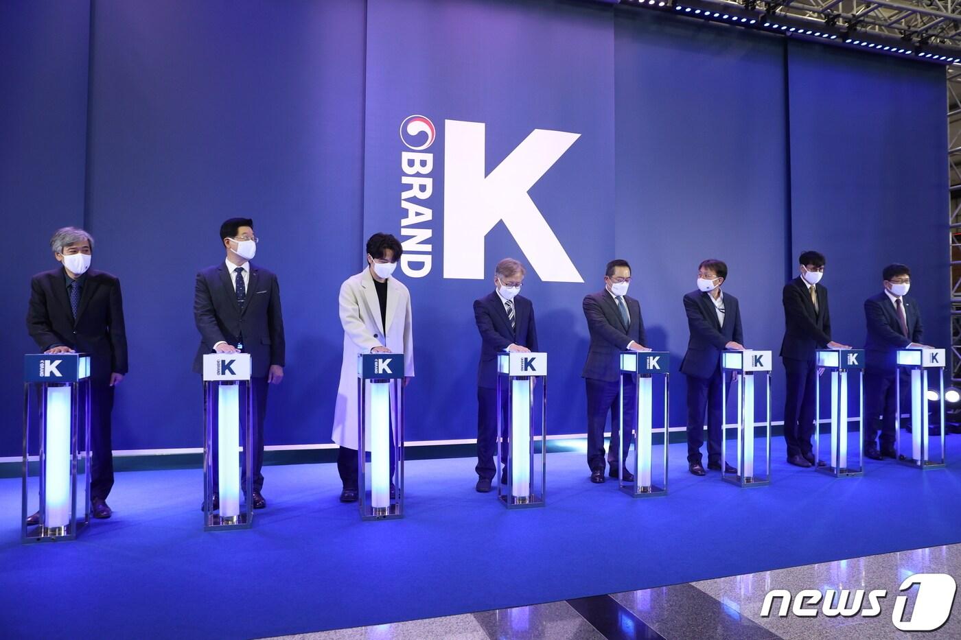 본문 이미지 - 지난 해 11월 서울 코엑스에서 열린 브랜드K 플래그십 스토어 개소식에서 참석자들이 개소 버튼 세리머니를 하고 있다. 왼쪽부터 조성호 공영홈쇼핑 대표이사, 정진수 중소기업유통센터 대표이사, 브랜드K 광고모델인 배우 여진구, 권칠승 중소벤처기업부 장관, 구자열 한국무역협회 회장, 이병헌 대통령비서실 중소벤처비서관, 홍은택 카카오커머스 대표이사, 이동원 코엑스 대표이사. '브랜드 K'는 중기부가 우리나라 중소기업의 기술과 품질을 보장해 주는 중소기업 공동브랜드다. (중소벤처기업부 제공) 2021.11.11/뉴스1