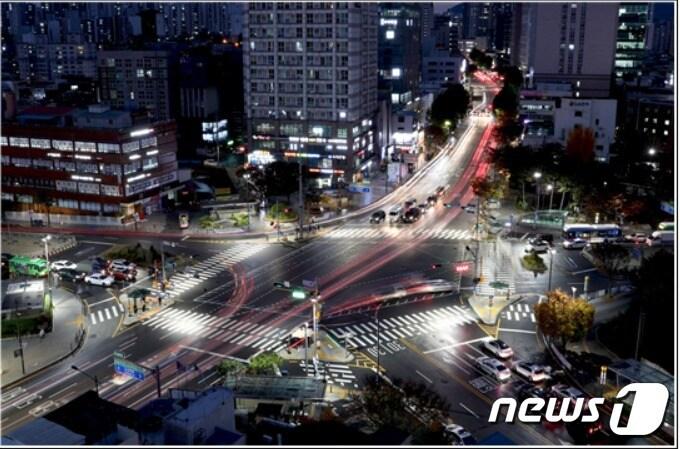본문 이미지 - 왕십리 오거리에 설치된 스마트 횡단보도 야경(성동구제공)ⓒ 뉴스1