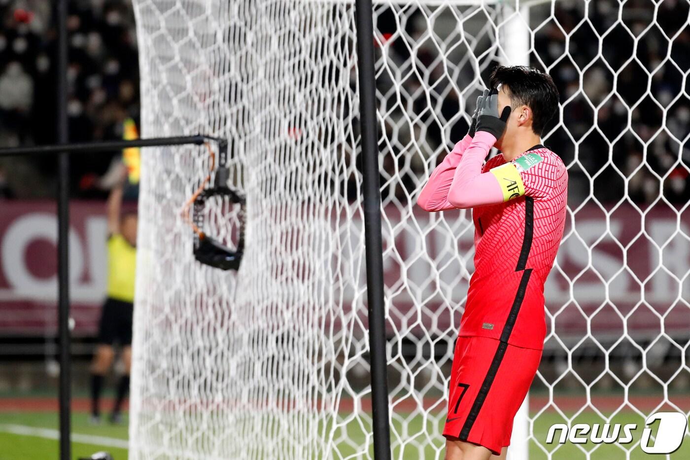 11일 오후 경기도 고양시 고양종합운동장에서 열린 2022 국제축구연맹(FIFA) 카타르 월드컵 최종예선 대한민국과 아랍에미리트(UAE)의 경기에서 대한민국 손흥민이 슛한 뒤 아쉬워하고 있다. 2021.11.11/뉴스1 ⓒ News1 이승배 기자