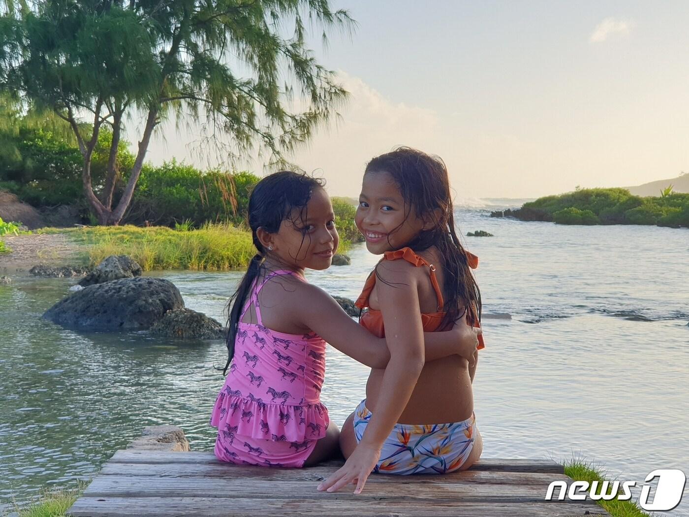본문 이미지 - 이나라한 자연 풀장에서 포즈를 취하는 현지 아이들의 해맑은 모습 ⓒ 뉴스1 윤슬빈 기자