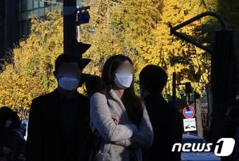 본문 이미지 - 초겨울 추위가 절정에 달한 12일 오전 서울 종로구 세종대로사거리에서 시민들이 발걸음을 재촉하고 있다. 2021.11.12/뉴스1 ⓒ News1 조태형 기자