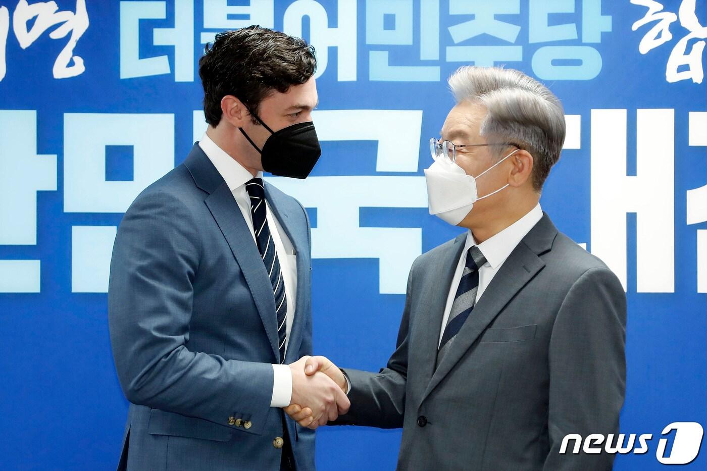본문 이미지 - 이재명 더불어민주당 대선 후보가 12일 서울 여의도 중앙당사에서 존 오소프 미국 상원의원을 접견하고 있다. 2021.11.12/뉴스1 ⓒ News1 구윤성 기자