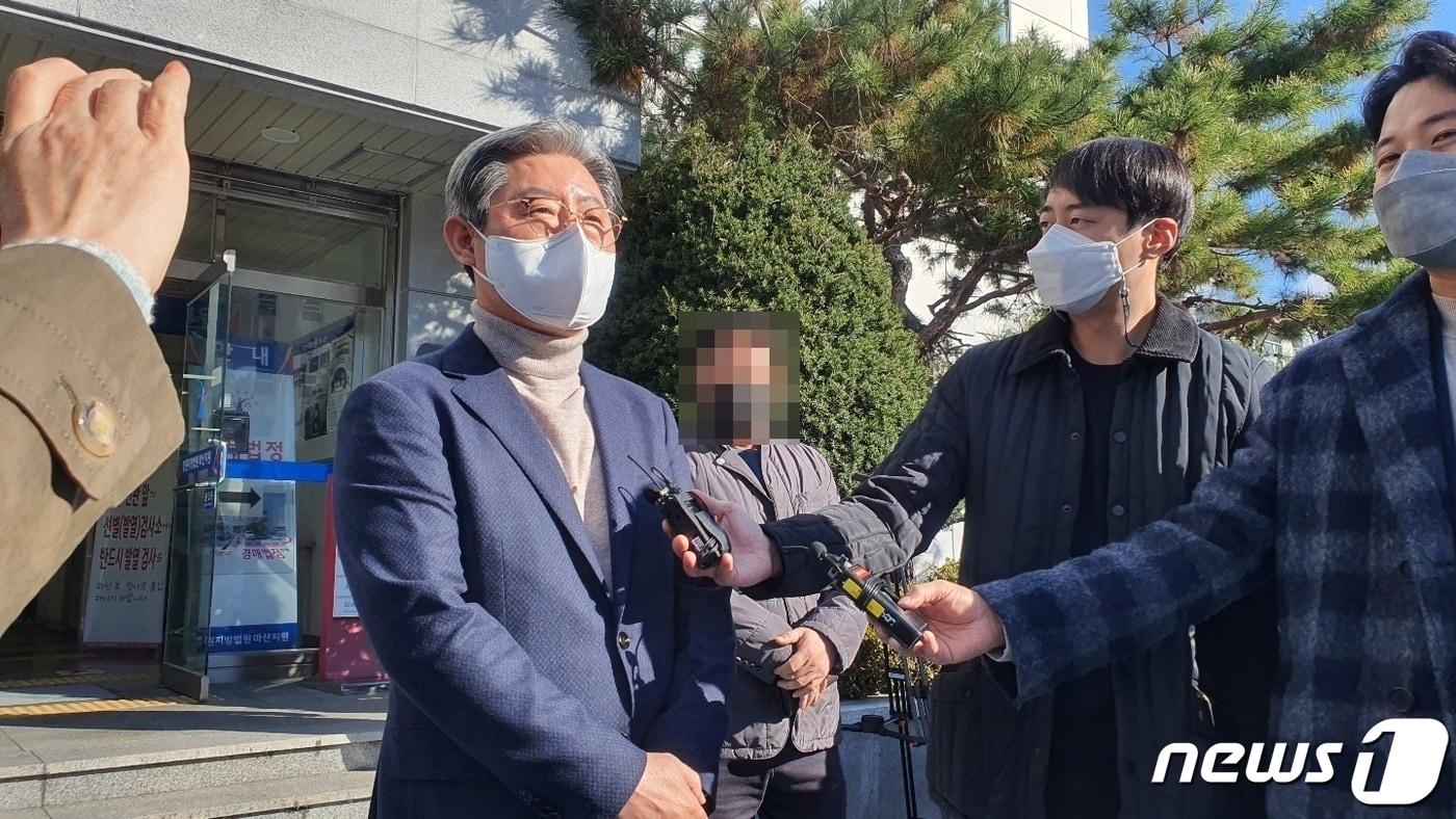 본문 이미지 - 오태완 의령군수가 12일 오전 창원지법 마산지원 앞에서 기자들의 질문에 답하고 있다.2021.11.12.ⓒ 뉴스1