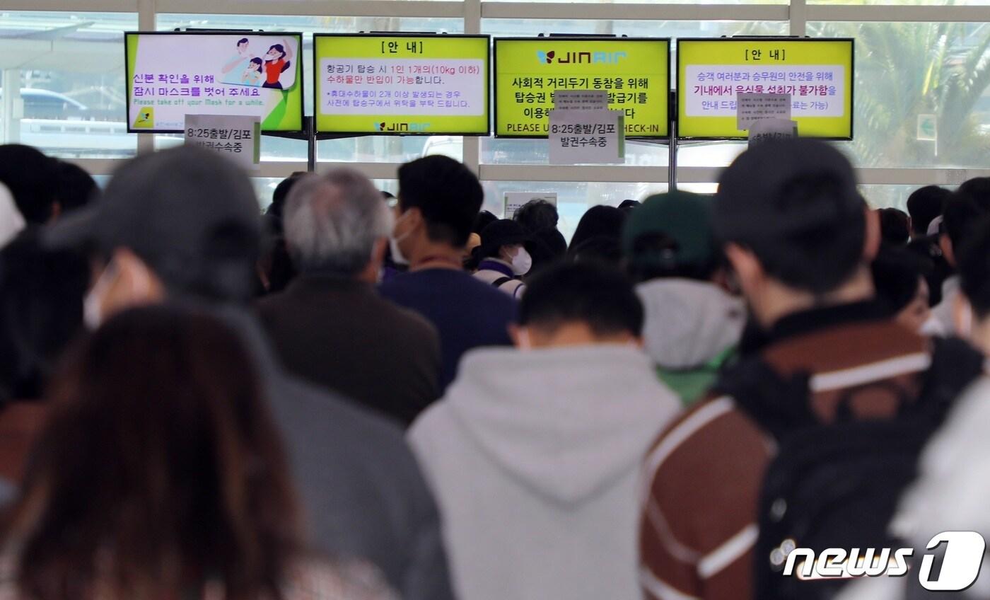 12일 오전 제주국제공항이 탑승을 기다리는 진에어 승객들로 붐비고 있다. 진에어에 따르면 이날 오전 6시30분쯤 독일에 서버를 둔 진에어 여객 서비스 시스템에 장애가 발생했다.2021.11.12/뉴스1 ⓒ News1 고동명 기자