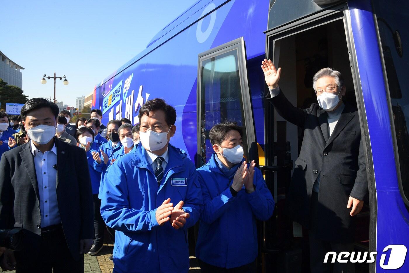 이재명 더불어민주당 대선 후보가 12일 오전 서울 여의도 국회에서 열린 매타버스(민생버스) 출발 국민보고회에서 출발을 앞두고 당직자들에게 인사하고 있다. 2021.11.12/뉴스1 ⓒ News1 구윤성 기자