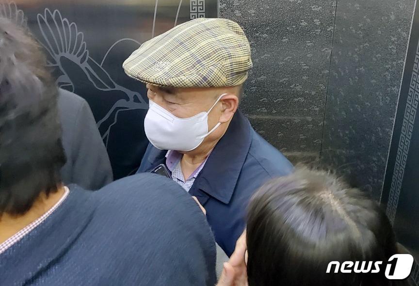 본문 이미지 - 12일 오전 부동산 투기 의혹을 받고있는 정현복 광양시장이 광주지법 순천지원 210호 법정을 나와 엘리베이터를 타고 빠져나가고 있다. 정 시장은 "죄를 인정하냐＂는 취재진의 질문에 고개를 숙인 채 묵묵부답했다. 2021.11.12/뉴스1 ⓒ News1 서순규 기자
