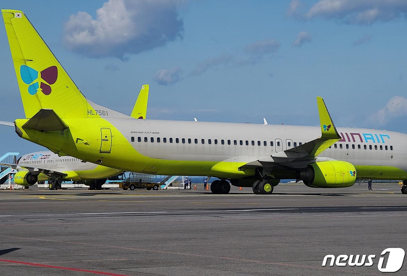 제주국제공항에서 진에어 여객기가 멈춰 서 있다. ⓒ News1 DB