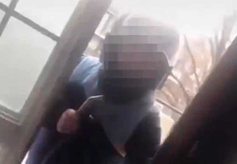 본문 이미지 - 영국의 한 배달 기사가 음식을 주문한 고객에게 키스를 요구했다. (더선 갈무리) ⓒ 뉴스1