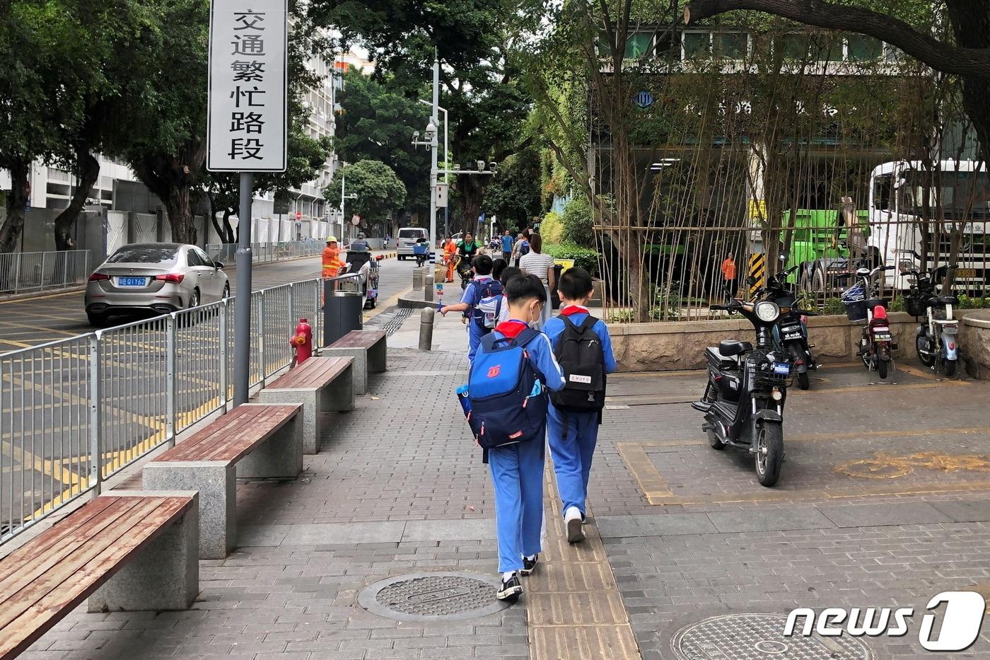 중국 선전에서 학생들이 하교하고 있다. ⓒ 로이터=뉴스1 ⓒ News1 정윤영 기자