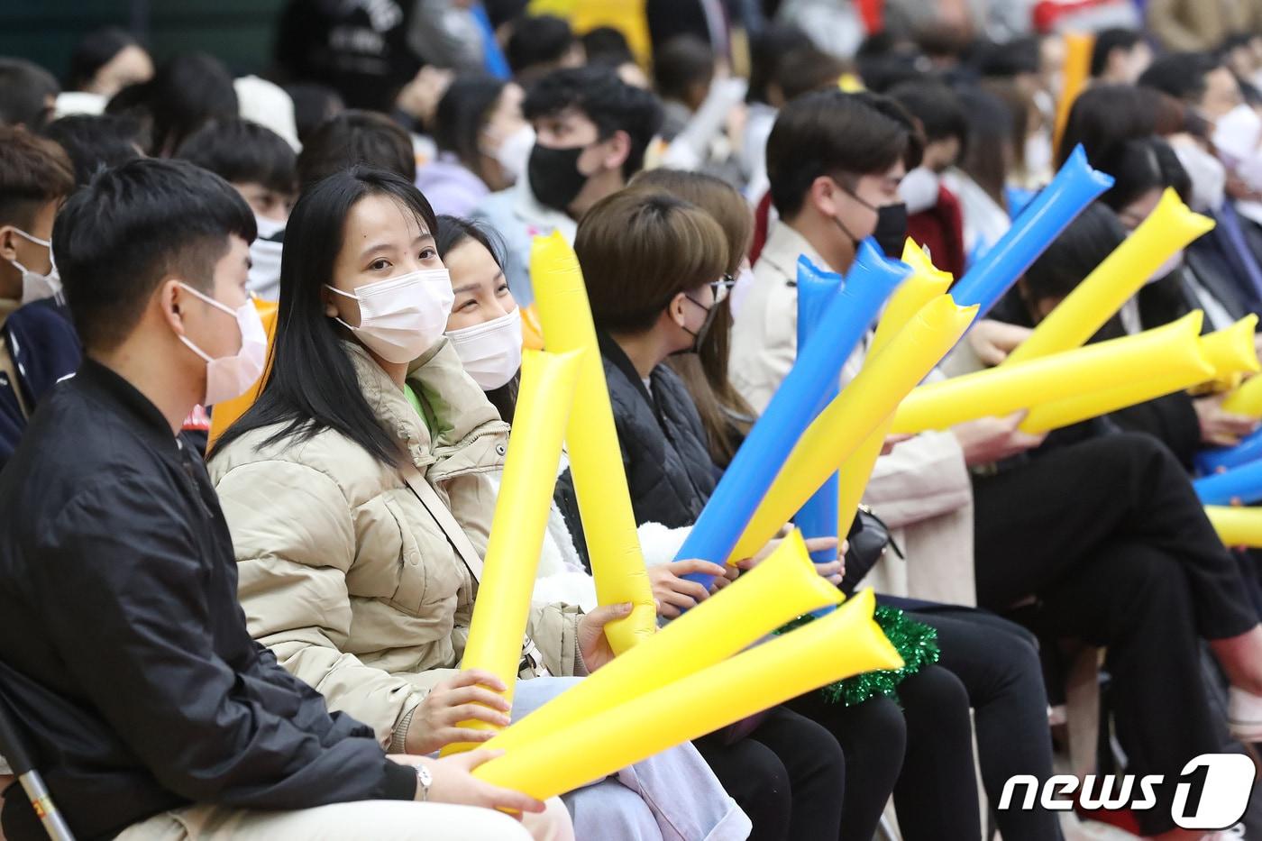 본문 이미지 - 12일 오후 대구 달서구 계명문화대 수련관에서 열린 제3회 계명문화 외국인 유학생 한국가요대전에서 학생들이 무대에 오른 친구들을 응원하고 있다. 2021.11.12/뉴스1 ⓒ News1 공정식 기자