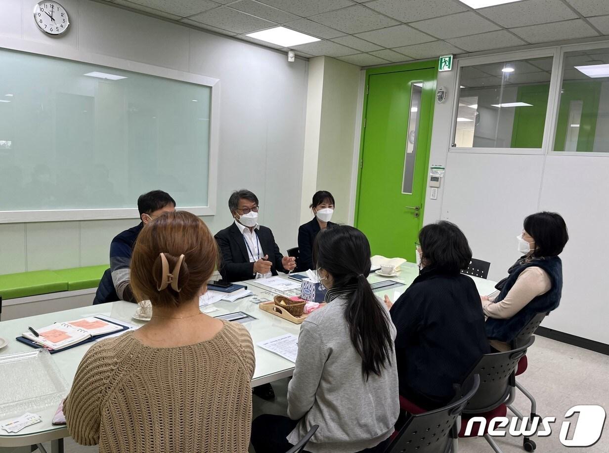 본문 이미지 - 용인시 관계자들이 이클레이 한국사무소에서 가입 절차와 추후 활동 계획 등을 논의하고 있는 모습.(용인시 제공) ⓒ News1 